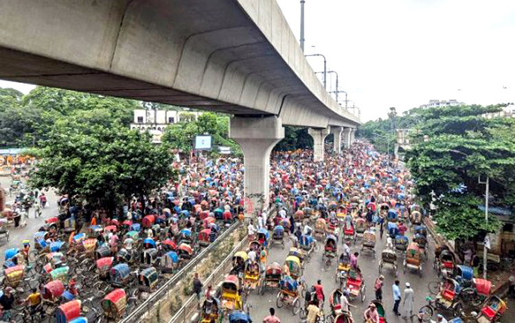 এবার আন্দোলনে রিকশাচালকরা, শাহবাগ এলাকায় যান চলাচল বন্ধ