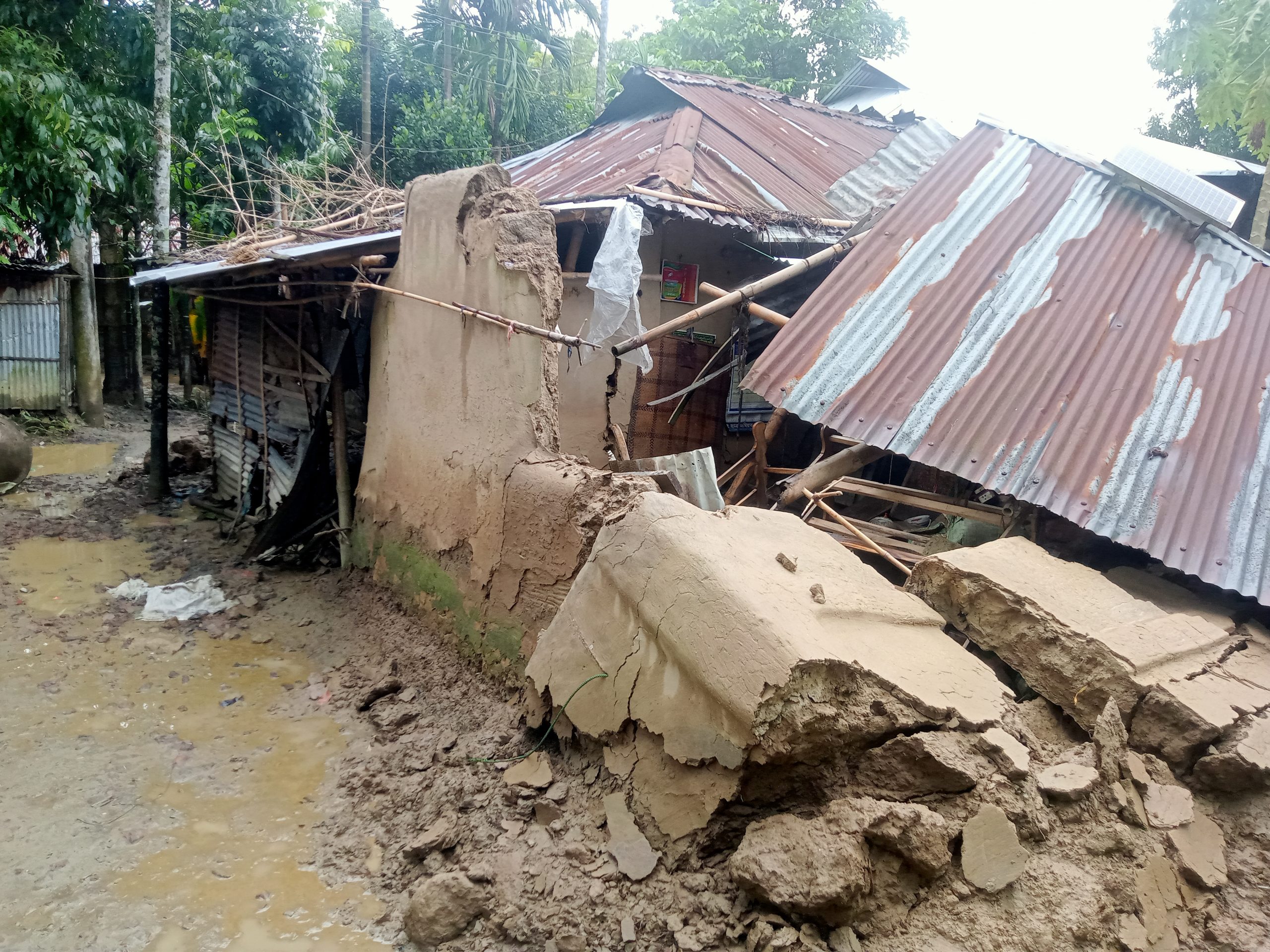 বন্যায় ভেঙে পড়েছে শতাধিক ঘরবাড়ি