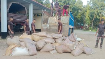 বালু ভর্তি ট্রাক হতে ৩’শ বস্তা ভারতীয় চিনি জব্দ