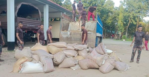 বালু ভর্তি ট্রাক হতে ৩’শ বস্তা ভারতীয় চিনি জব্দ