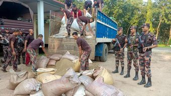 বালু ভর্তি ট্রাকে ৩০০ বস্তা চিনি