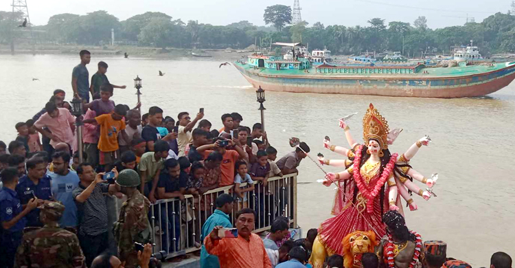 ছাতকে প্রতিমা বিসর্জনের মধ্য দিয়ে শেষ হলো দুর্গাপূজা