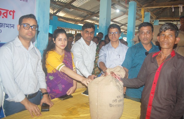 সিলেটে চা-শ্রমিকের মধ্যে চাল বিতরণ