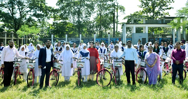 সিলেটে ছাত্রীদের মাঝে মিউচুয়াল ট্রাস্ট ব্যাংকের সাইকেল বিতরণ