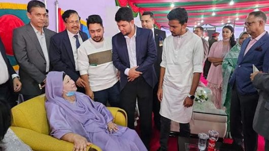 খালেদা জিয়ার সাথে তিন তরুণ উপদেষ্টার শুভেচ্ছা বিনিময়
