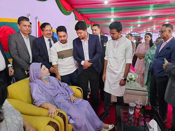 খালেদা জিয়ার সাথে তিন তরুণ উপদেষ্টার শুভেচ্ছা বিনিময়