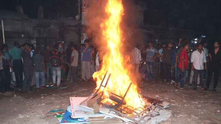 খুলনায় জাতীয় পার্টির অফিস ভাঙচুর, আসবাবপত্রে অগ্নিসংযোগ