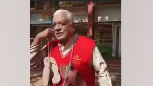 মুক্তিযোদ্ধার গলায় জুতার মালা, ভিডিও ভাইরাল