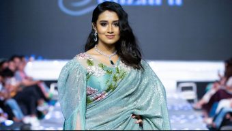ভক্তদের ইংরেজি গান শুনিয়ে প্রশংসায় ভাসছেন ফারিণ