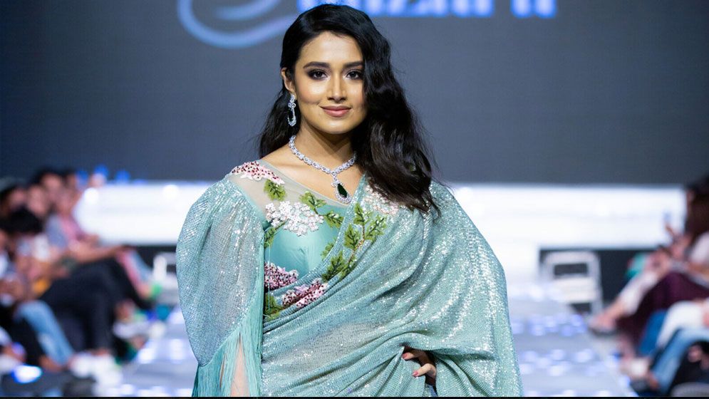 ভক্তদের ইংরেজি গান শুনিয়ে প্রশংসায় ভাসছেন ফারিণ