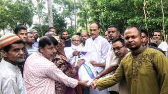 অগ্নিকাণ্ডে ক্ষতিগ্রস্তদের পাশে পূর্ব বীরগাঁও ইউনিয়ন বিএনপি