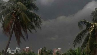 রাতের মধ্যে রাজধানীসহ ১২ জেলায় ঝড়ের আভাস