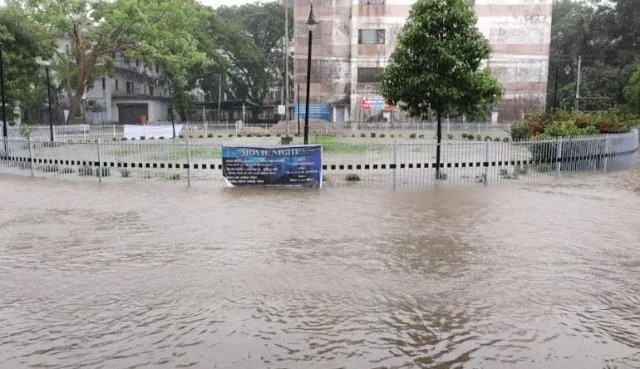 প্রবল বৃষ্টিতে সিলেট নগরীর বিভিন্ন স্থানে হাঁটুপানি