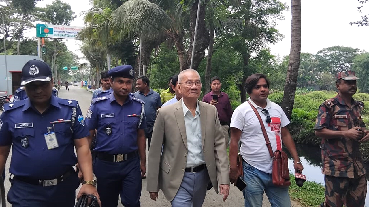আখাউড়া হয়ে ভারতে গেলেন সন্তু লারমা