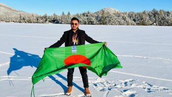 বাংলাদেশের পতাকা হাতে বিশ্বমঞ্চে স্বেচ্ছাসেবক সিদ্দিক